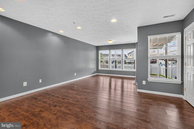 Building Photo - 711 Wineberry Way