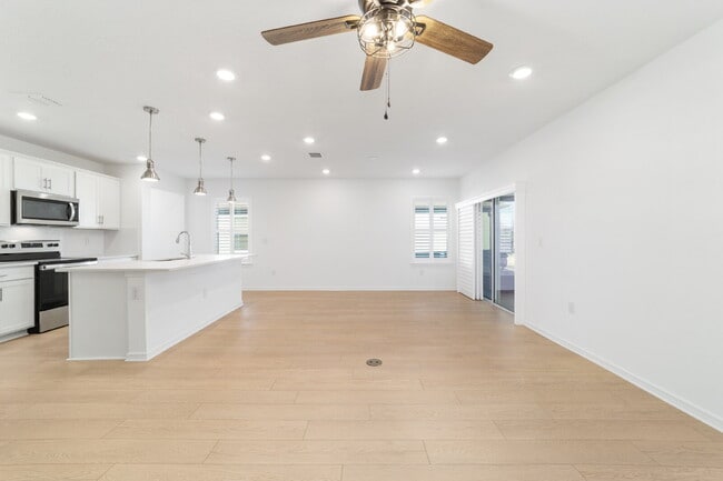Building Photo - Live the Resort Lifestyle You’ve Been Waiting For in Stone Creek!