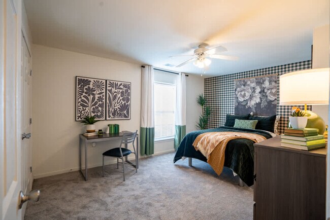 Building Photo - 1051 Southern Dr