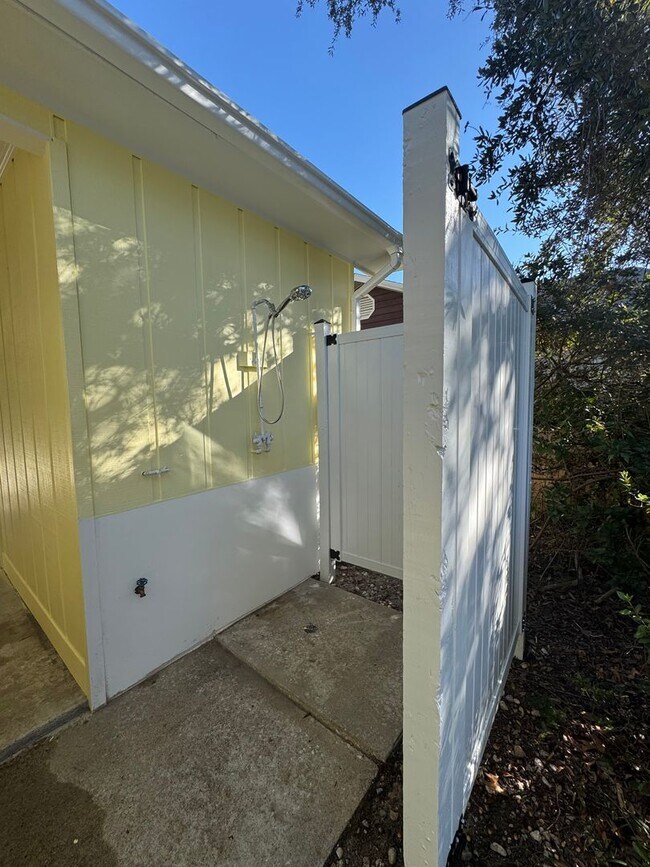 Building Photo - FULLY FURNISHED Wooded Oak Island area  3 ...