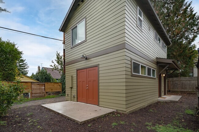 Building Photo - 5532 NE 31st Ave