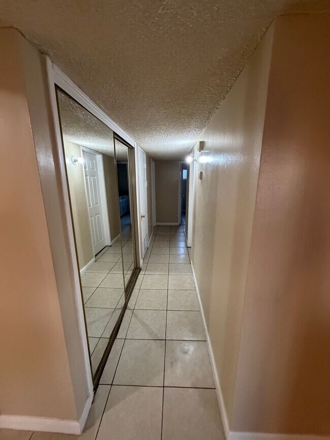 Building Photo - Affordable 3 BD 2 BA house in SW Bakersfield on a corner lot