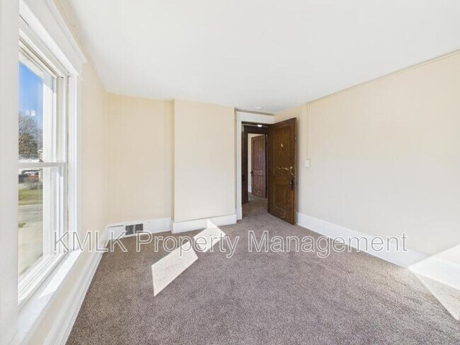 Building Photo - 446 7th St