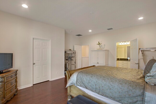 Building Photo - 1168 S Community Dr
