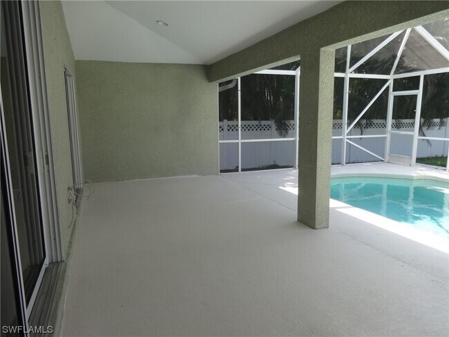 Building Photo - 3320 SW 8th Ct