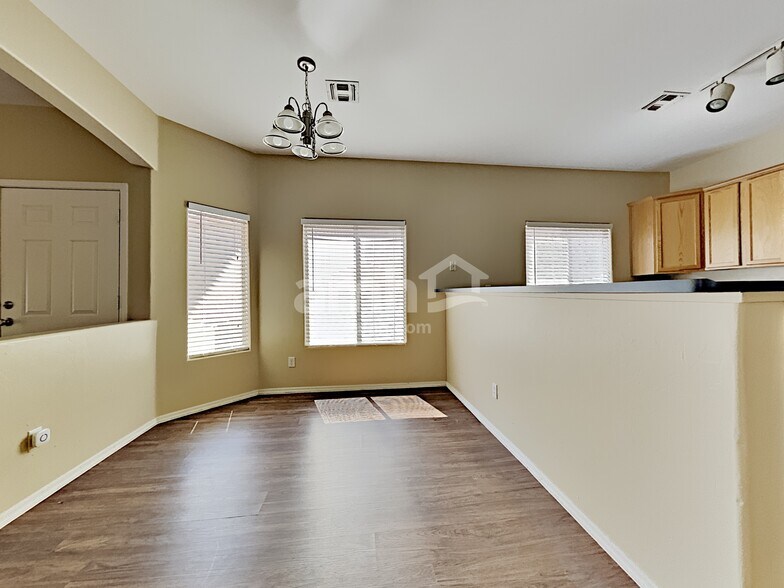 Building Photo - 6653 S Stratosphere Ln