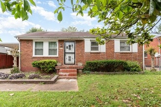 Building Photo - Charming 3 Bedroom 1 Bath Home in West Park!