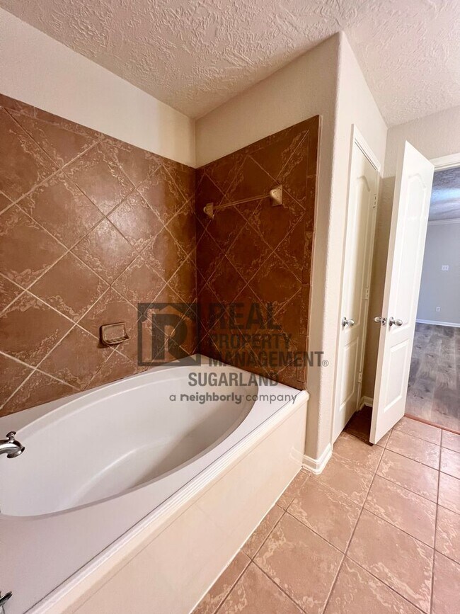 Building Photo - Gorgeous 4 Bed, 2.5 Bath Home in Prime Location!