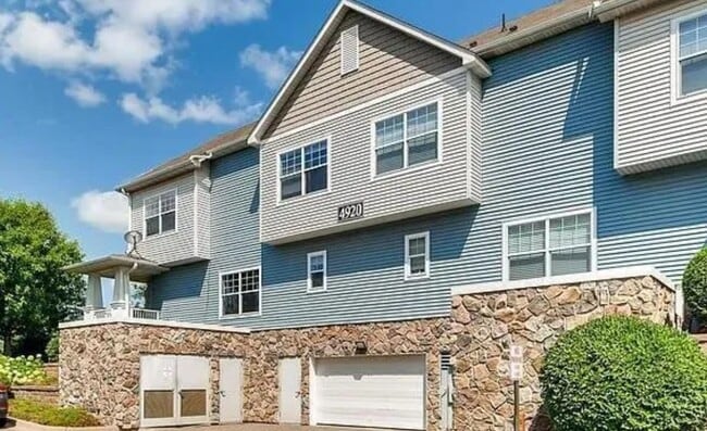 Building Photo - Modern Comfort & Convenience in Plymouth f...