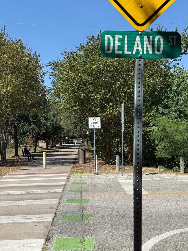 Building Photo - 705 Delano St