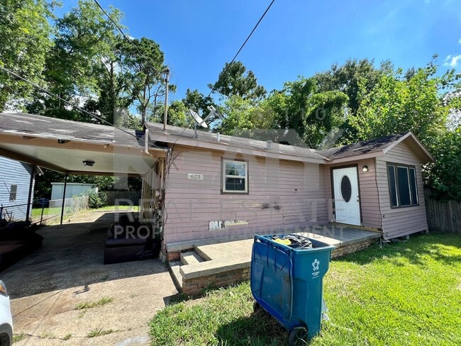 Building Photo - COMING SOON! 3 Bedroom, 2 Bathroom Home of...