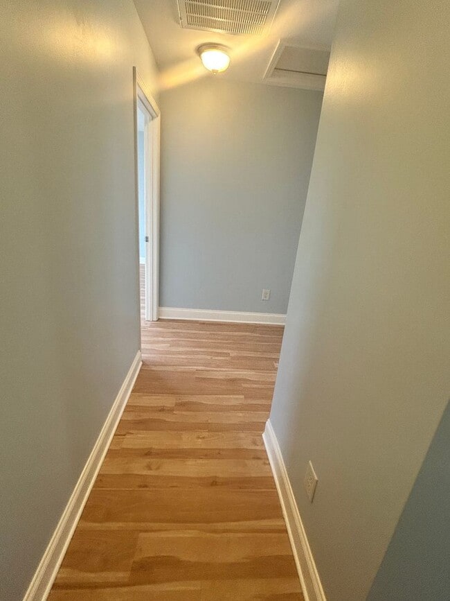 Building Photo - Two master suites - Super Location - Must See!