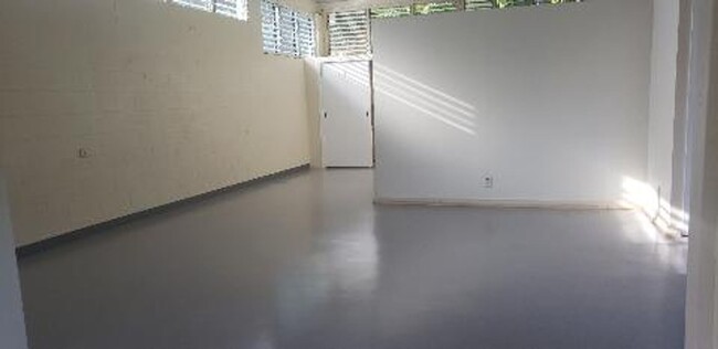 Building Photo - Large Space, Pet Friendly, Quite Neighborh...