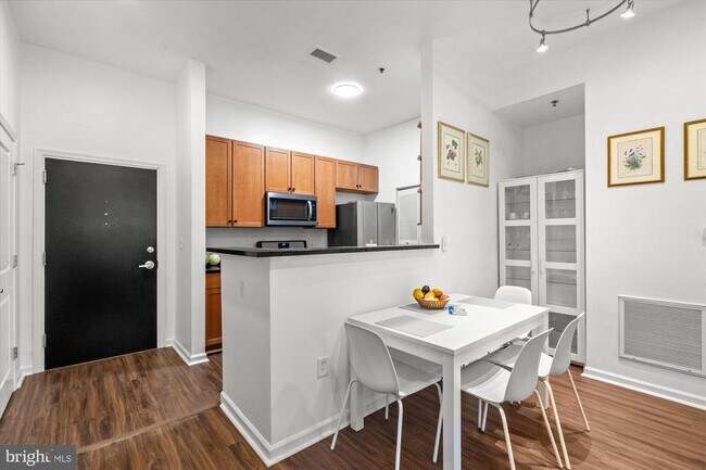 Building Photo - 309 Holland Ln