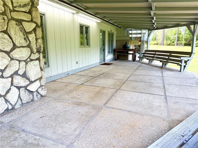 Building Photo - 28 Pine Forest Dr W