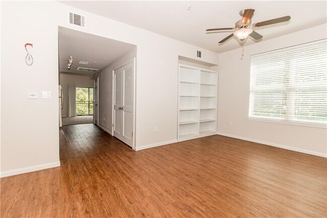 Building Photo - 1401 E 4th St