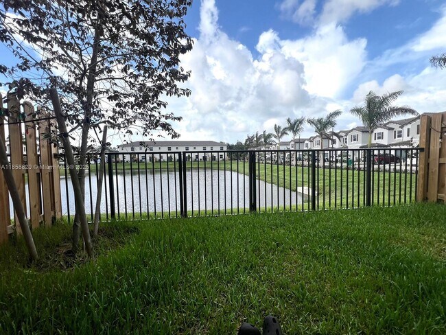 Building Photo - 5534 NW 27th Pl