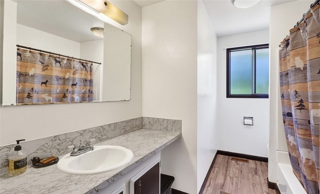 Building Photo - Spacious 4 Bedroom, 2 Bathroom Home