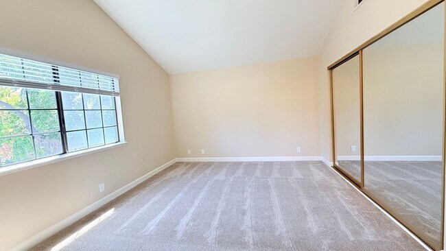 Building Photo - 1100 Sunshine Cir