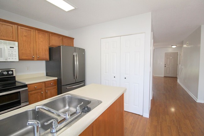 Building Photo - 865 Camelot Ln