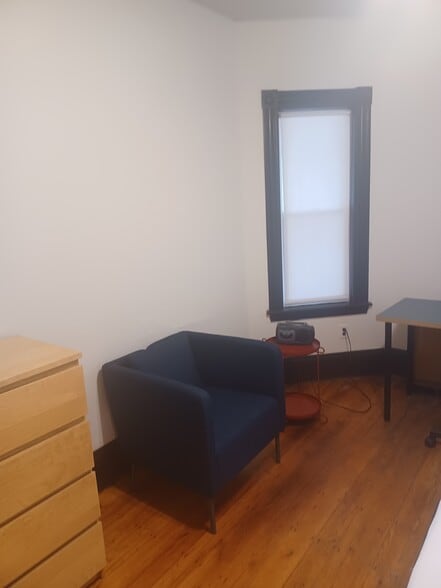 New comfy Chair - 8 Buttonwood St