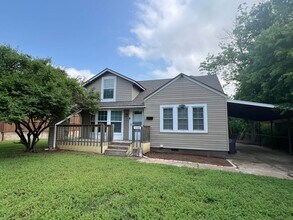 Building Photo - 1136 NW Maple-AVAILABLE NOW!!