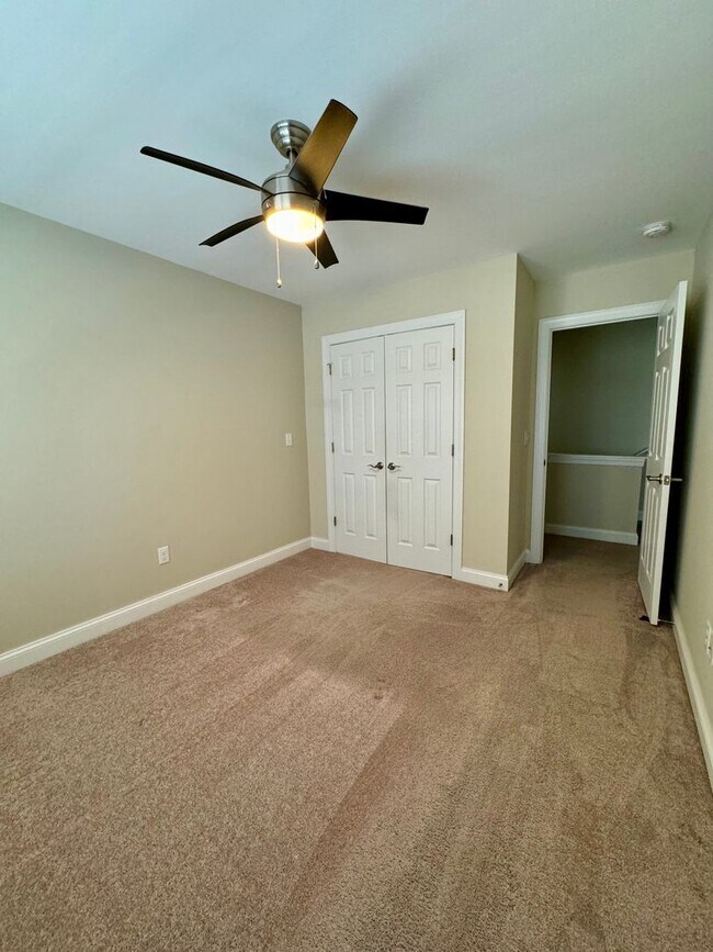 Building Photo - Spacious townhouse for rent in Bluestone H...