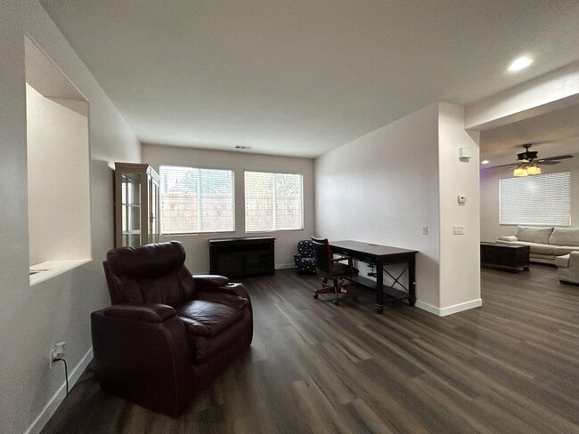 Building Photo - AVAILABLE NOW!! Fully Furnished 5 Bedroom 2.5 Bathroom Two Story Home in Beaumont!!