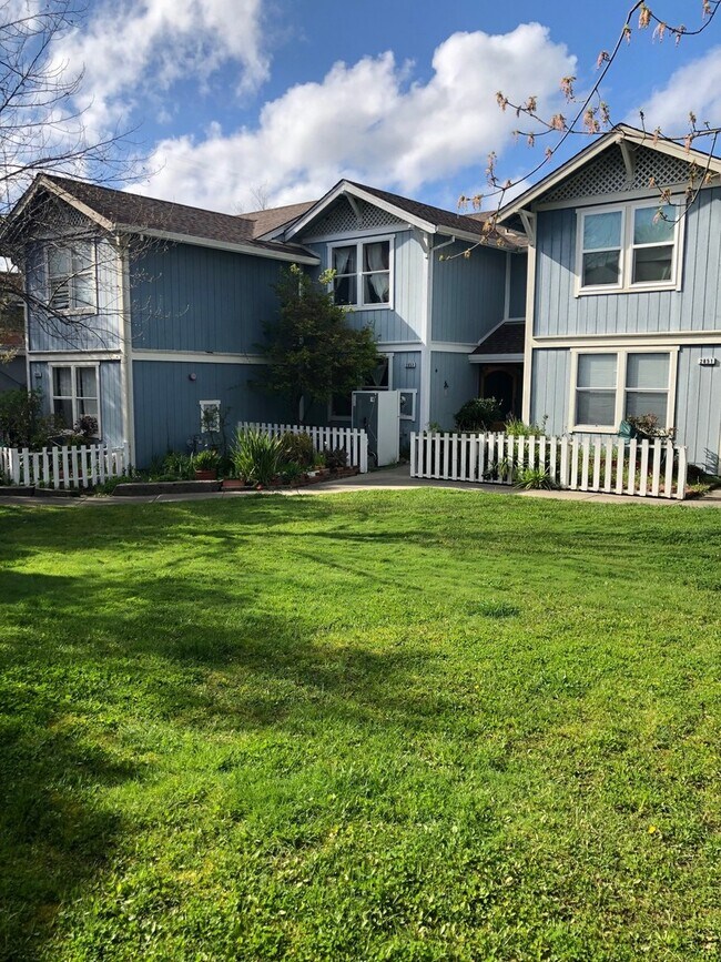 Building Photo - Beautiful 3 Bedroom, 1.5 Bath Townhome Available now!