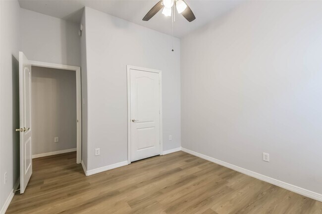 Building Photo - 2212 Highland Crossing Dr