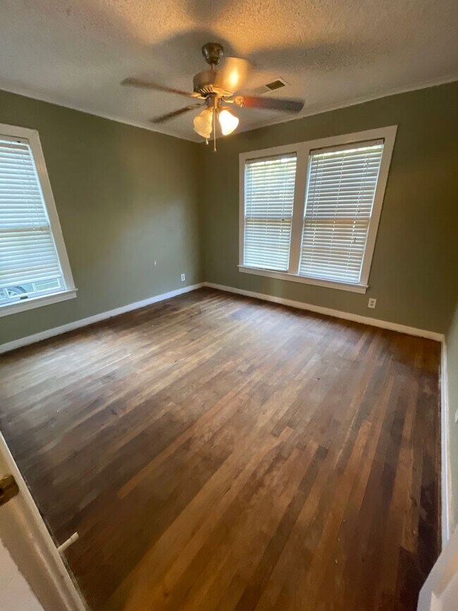 Building Photo - Broadmoor Home, 3 Beds, 2 Baths