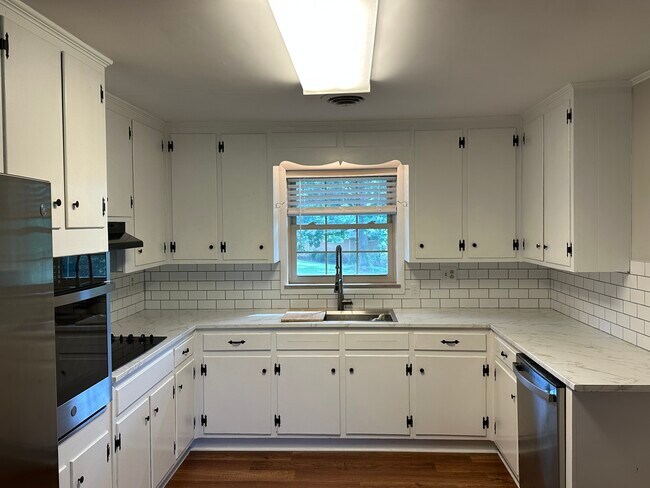 Building Photo - 1600 Plumcrest Dr