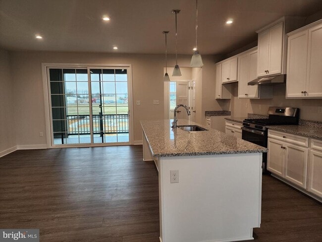 Building Photo - 321 E Cochran St