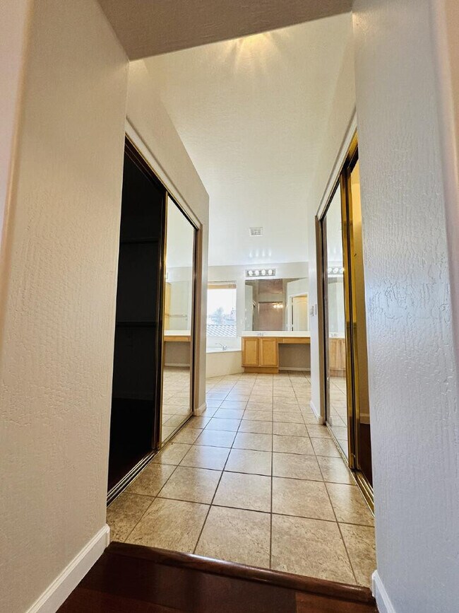 Building Photo - 672 W Raven Dr