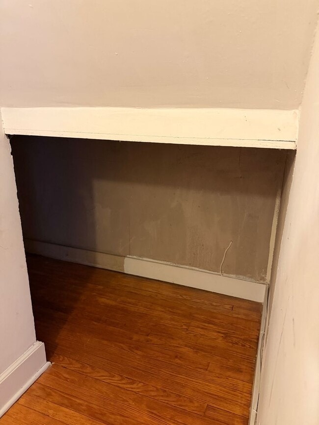 Building Photo - Shorewood Drive