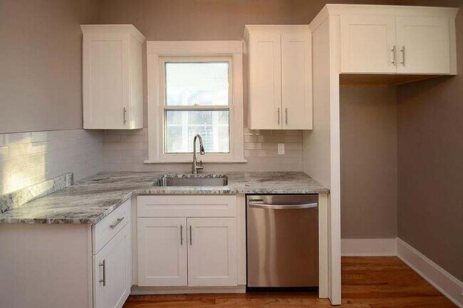 Building Photo - Beautiful 5 Bedroom Home!