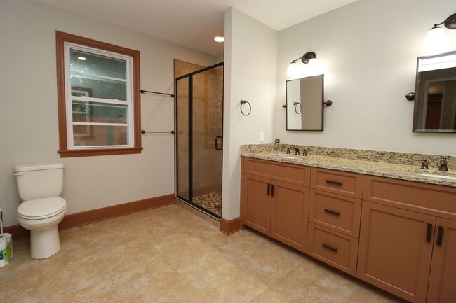 Building Photo - Updated 3 bedroom 2.5 bath home in Sherwood Forest