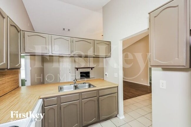 Building Photo - 3225 Amber Dr S