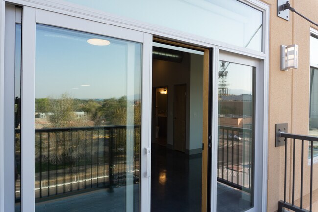 Building Photo - Modern Downtown Studio Apartment