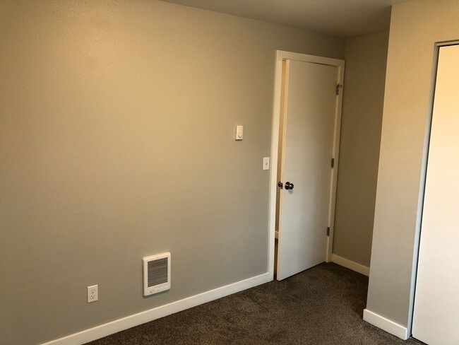 Building Photo - Completely updated 3 bedroom 1 bath duplex!