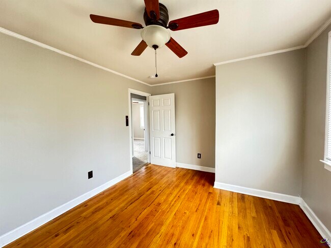 Building Photo - 317 Oakview Square