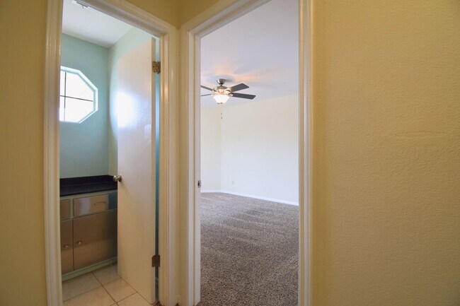 Building Photo - Hart Ln 6489