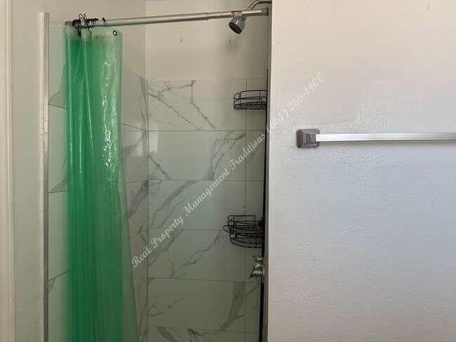 Building Photo - *** Please call us @ 661-266-1400 for info...