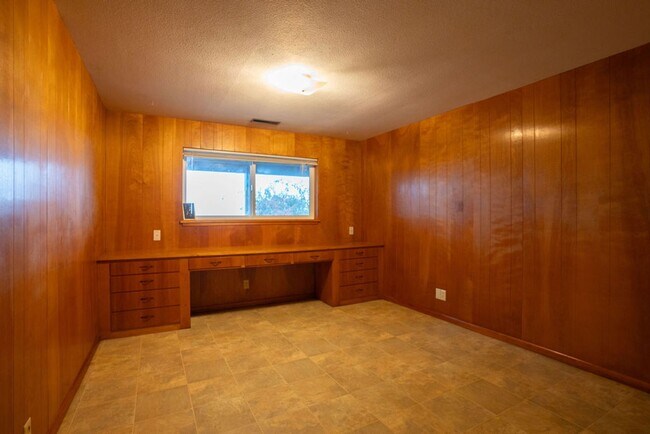 Building Photo - Spacious North Tacoma waterfront Unit with Million dollar Puget Sound Views
