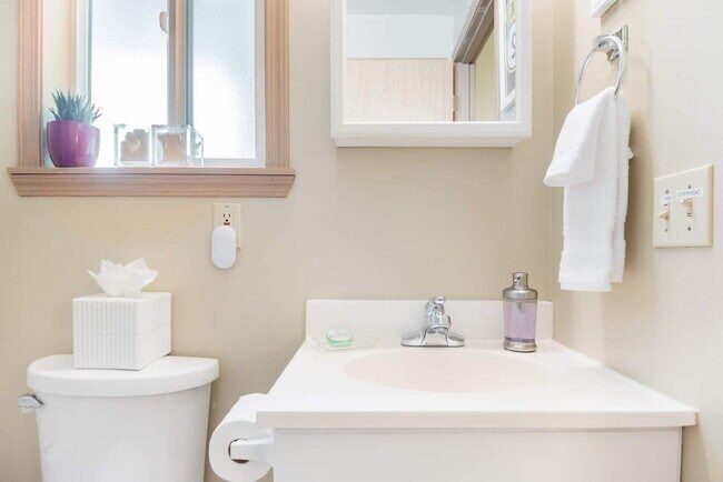 Building Photo - Adorable 1 Bed 1 Bath Cottage, 2 Blocks From Greenlake!
