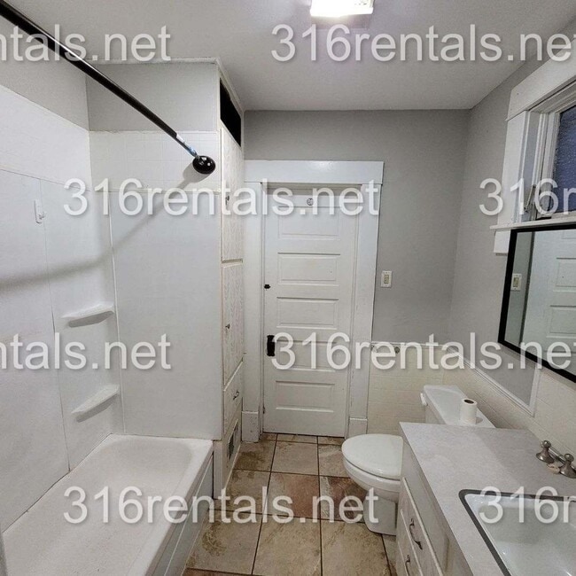 Building Photo - $850 - 2 bed 1 bath - Single Family Home