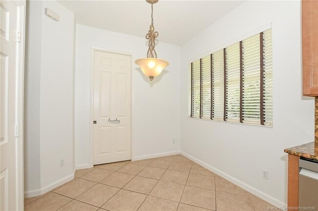Building Photo - 2206 SW Cape Cod Dr