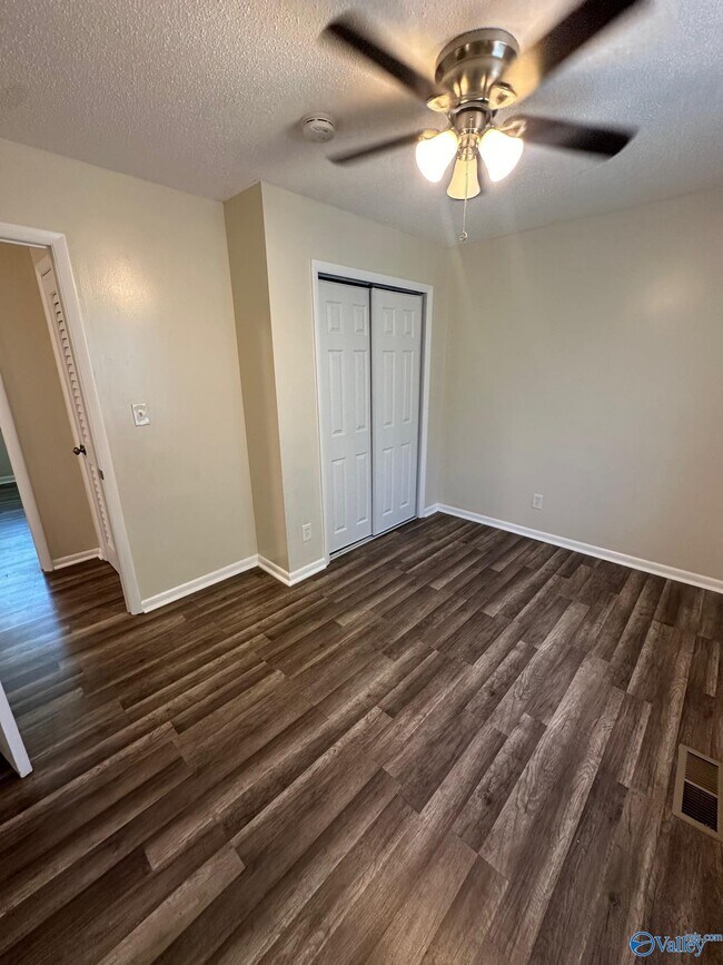 Building Photo - 120 Draper Dr