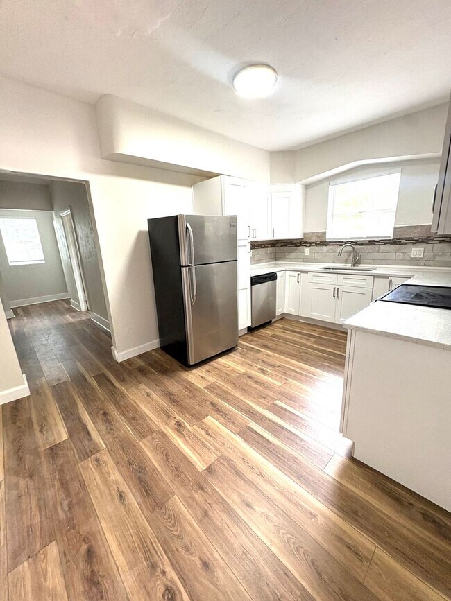 Building Photo - 3 BED/2 BATH Historic Home Available NOW!