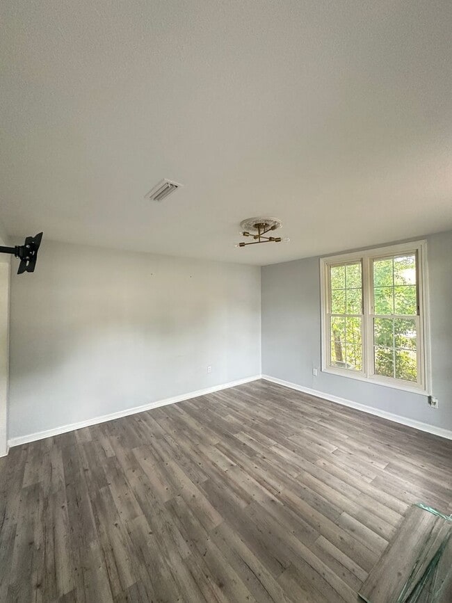 Building Photo - 410 Glover Ave